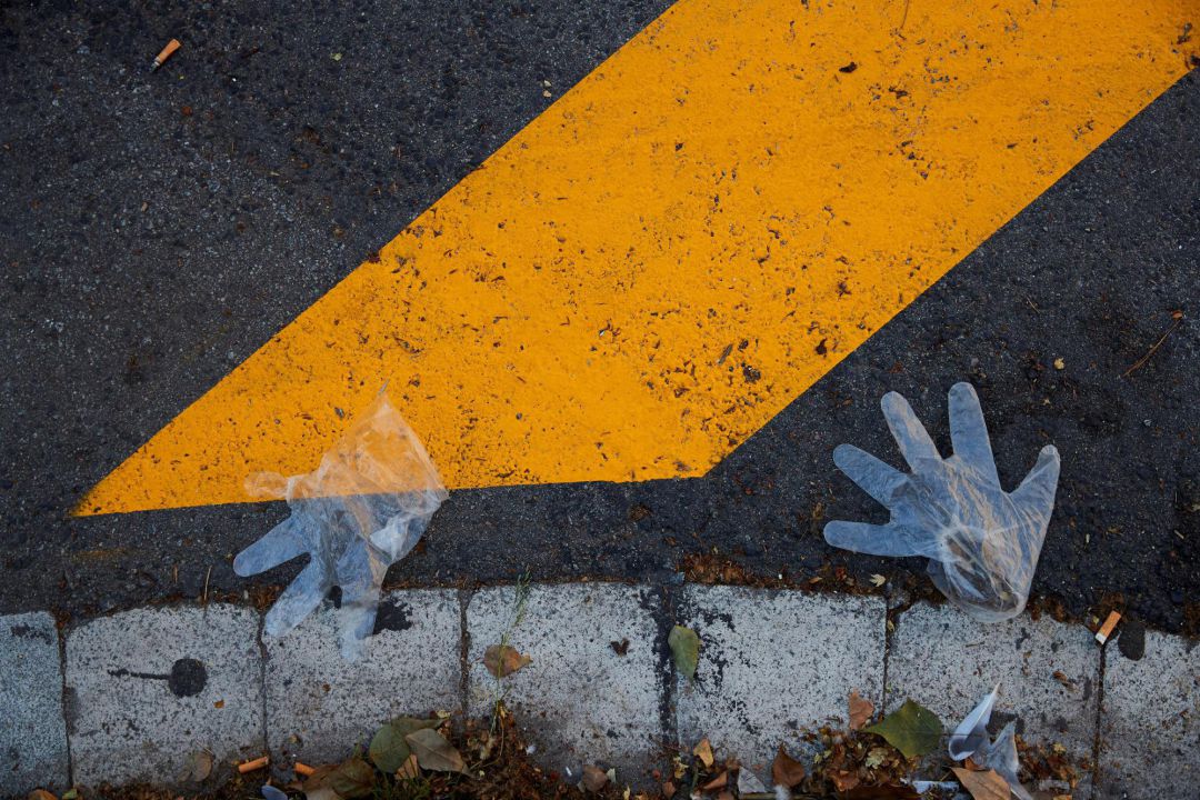 Guantes de plástico desechados en el centro de Barcelona Guantes de plástico desechados en el centro de Barcelona