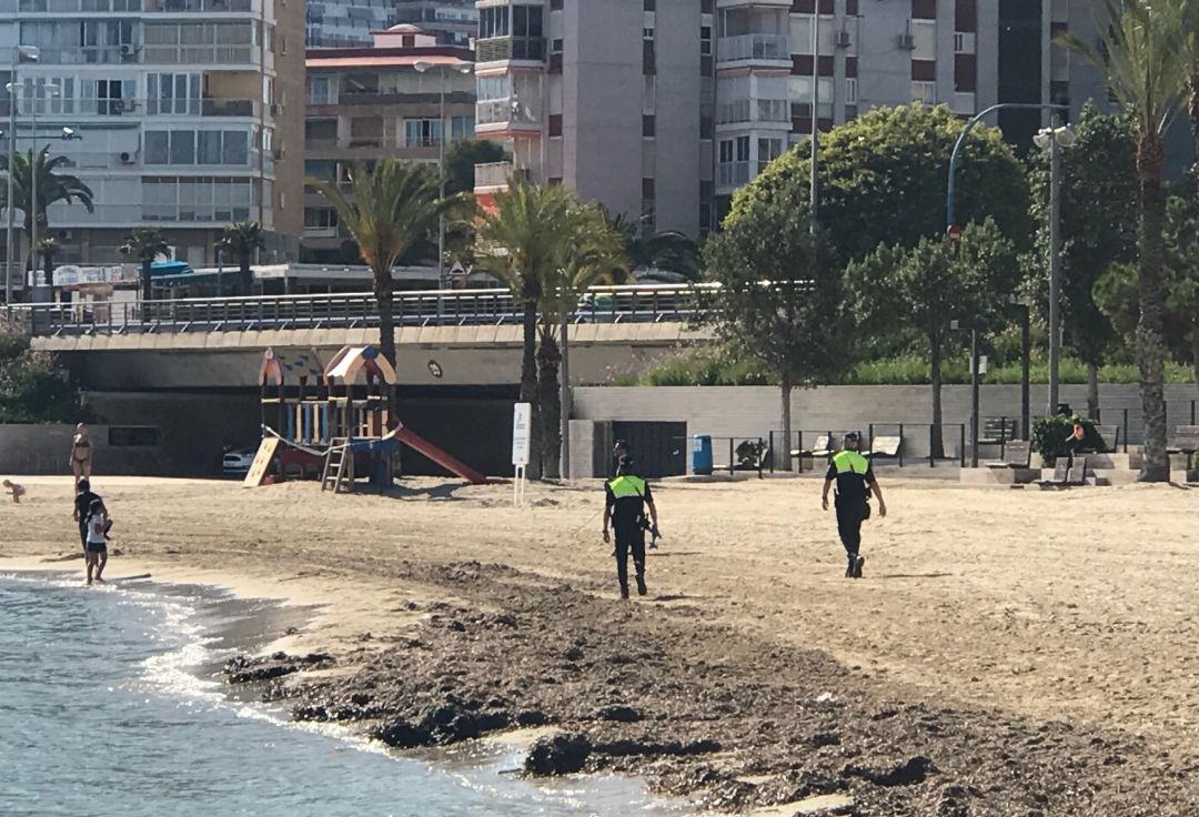 Agentes de la Policía Local controlando el acceso a la playa de la Albufereta durante el confinamiento Agentes de la Policía Local controlando el acceso a la playa de la Albufereta durante el confinamiento