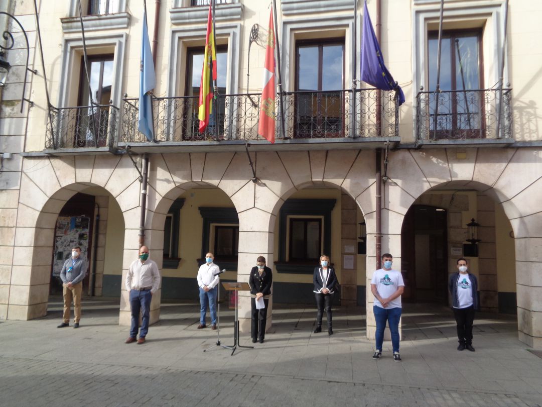 Representantes de toda la corporación local guardan un minuto de silencio Representantes de toda la corporación local guardan un minuto de silencio