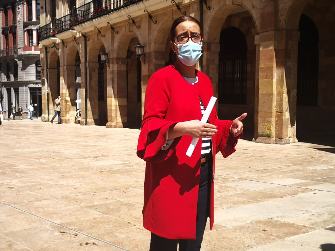 Covadonga Díaz, concejala de Festejos de Oviedo en la plaza de la Constitución, frente al Ayuntamiento. Covadonga Díaz, concejala de Festejos de Oviedo en la plaza de la Constitución, frente al Ayuntamiento.