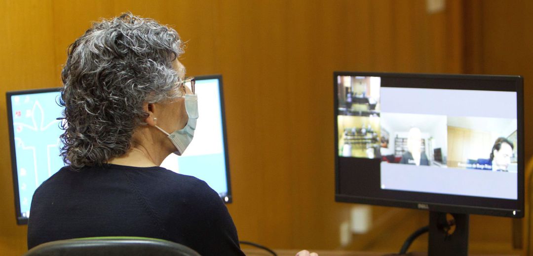 Secretaria de juzgado durante un juicio Secretaria de juzgado durante un juicio