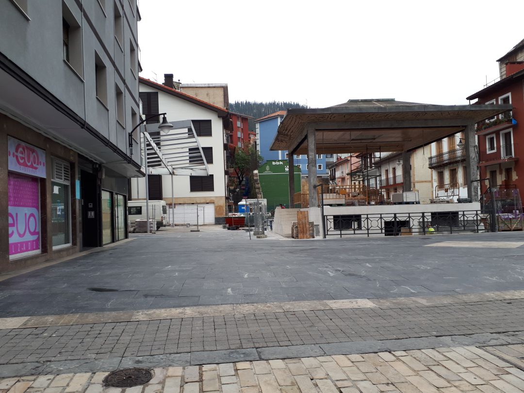 Aspecto actual de la plaza Cardenal Orbe de Ermua Aspecto actual de la plaza Cardenal Orbe de Ermua