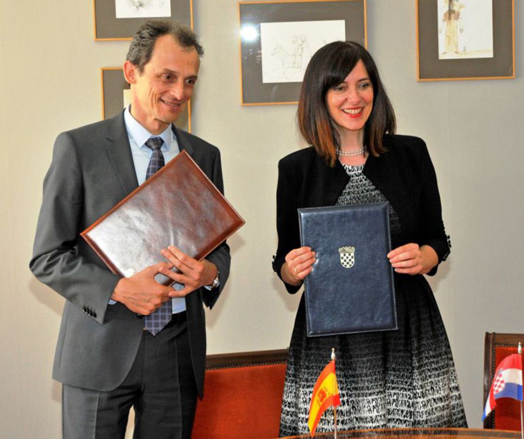 Los ministros de Ciencia de España y Croacia firman un acuerdo para impulsar la candidatura de Granada al acelerador de partículas (Foto de archivo) Los ministros de Ciencia de España y Croacia firman un acuerdo para impulsar la candidatura de Granada al acelerador de partículas (Foto de archivo)