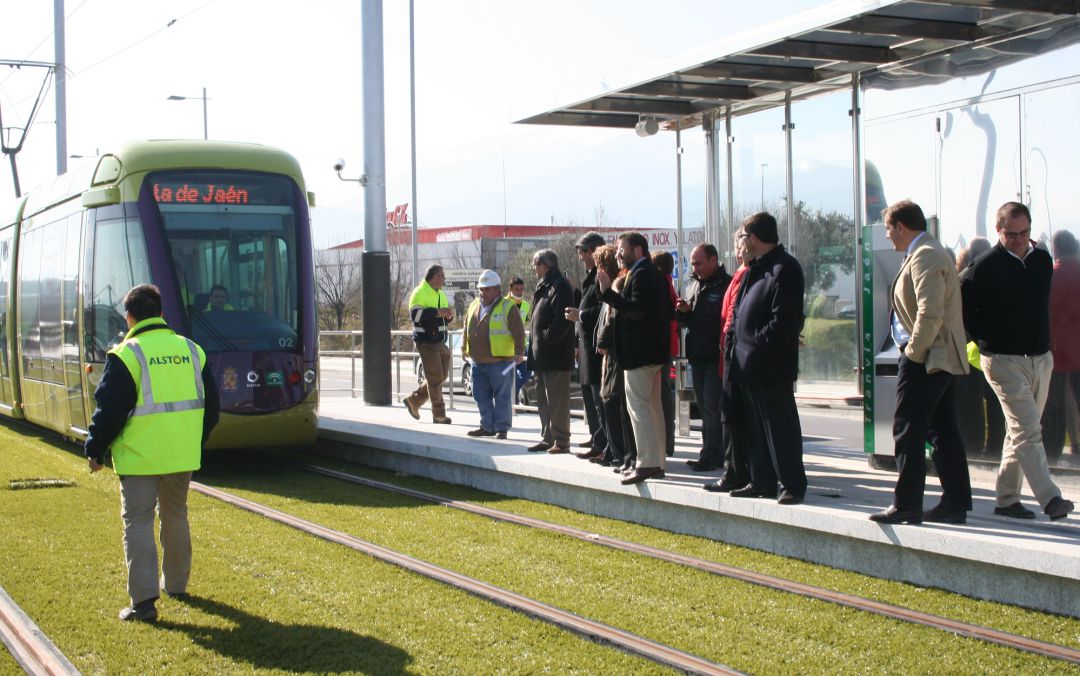 El tranvía de Jaén en uno de sus días de circulación en pruebas. El tranvía de Jaén en uno de sus días de circulación en pruebas.