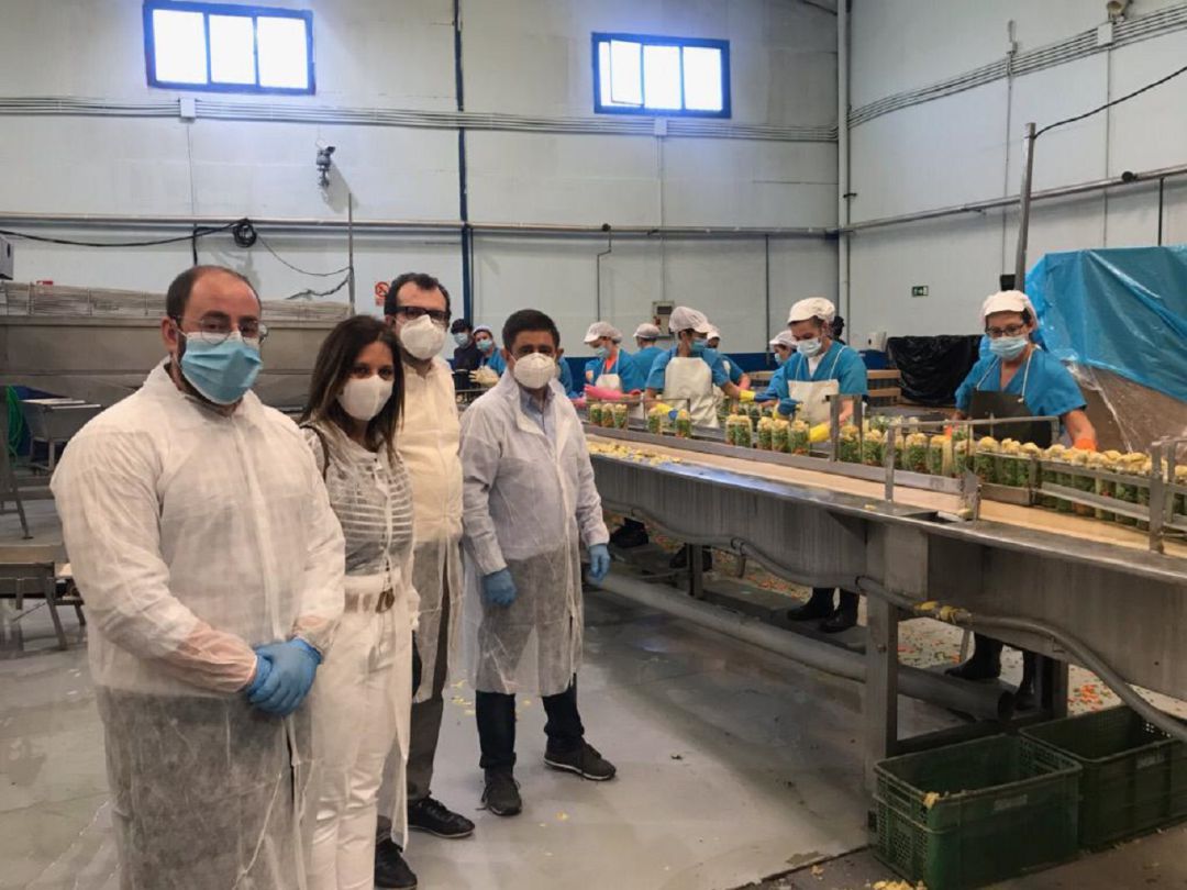 Momento de la visita de Francnisco Reyes a CONGANA, acompañado por el alcalde, Pablo Ruiz, y representantes de la empresa Momento de la visita de Francnisco Reyes a CONGANA, acompañado por el alcalde, Pablo Ruiz, y representantes de la empresa