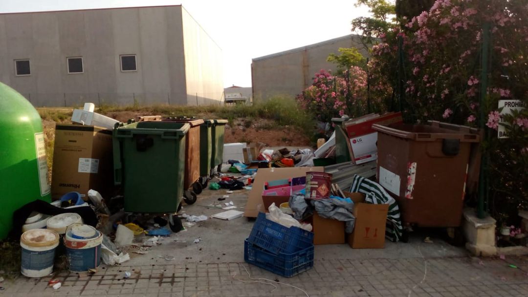 Foto del mal ús dels contenidors de basura a Aielo de Malferit Foto del mal ús dels contenidors de basura a Aielo de Malferit