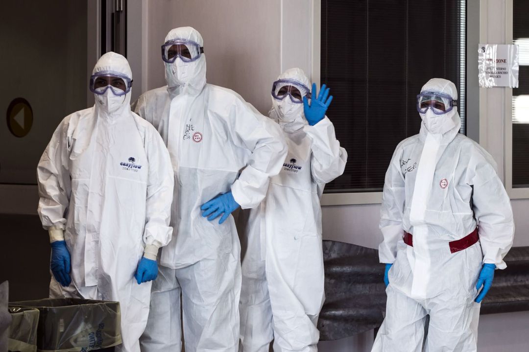 Los sanitarios mantienen, en el día a día, el buen trabajo para proteger a la sociedad. Los sanitarios mantienen, en el día a día, el buen trabajo para proteger a la sociedad.