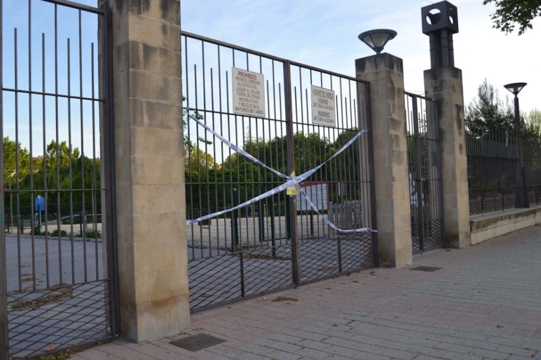 Una de las puertas de acceso al Parque Norte, precintada por la Policía Local Una de las puertas de acceso al Parque Norte, precintada por la Policía Local