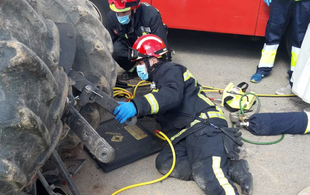 Los bomberos han tenido que excarcelar a este hombre de 53 años, que había quedado atrapado bajo su tractor Los bomberos han tenido que excarcelar a este hombre de 53 años, que había quedado atrapado bajo su tractor