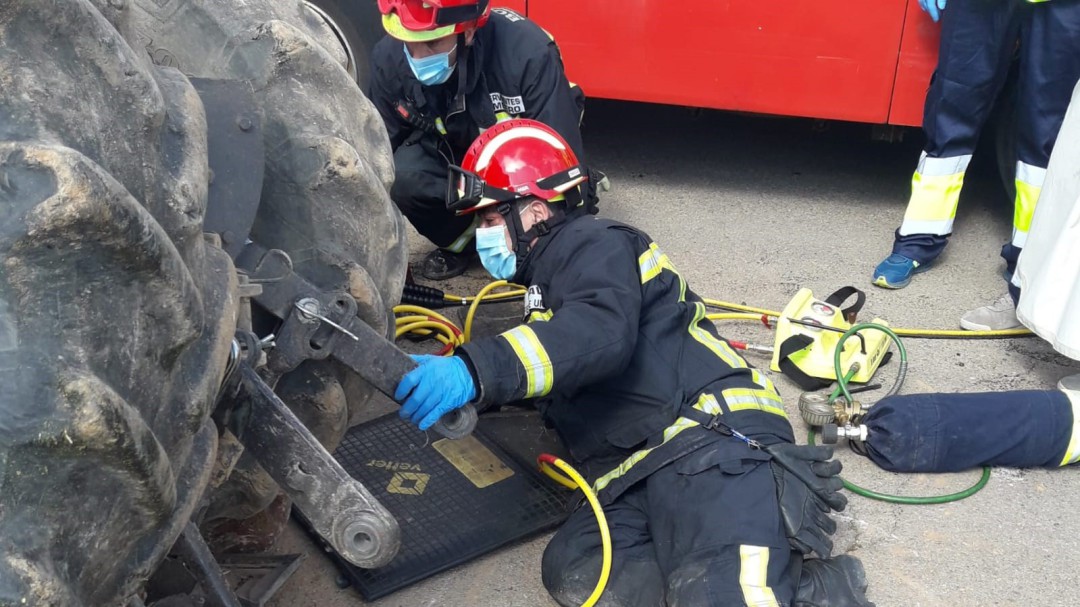 Un hombre de 53 años herido, al volcar el tractor que conducía en Valdepeñas