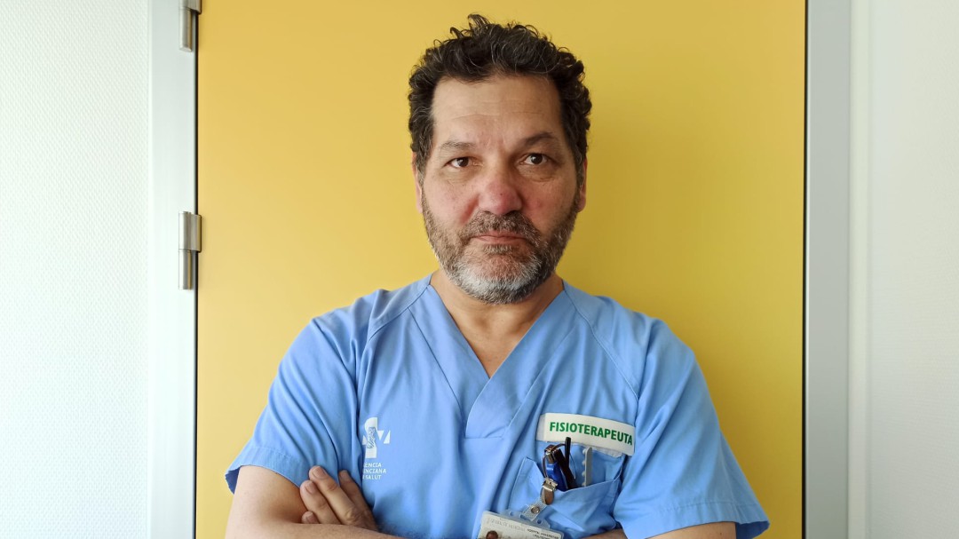 Un sanitario de Cuenca defiende la labor de los médicos más jóvenes frente al Covid-19