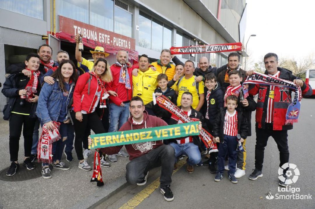 Aficionados del Sporting y Las Palmas en los exteriores de El Molinón antes del último partido previo a la pandemia Aficionados del Sporting y Las Palmas en los exteriores de El Molinón antes del último partido previo a la pandemia