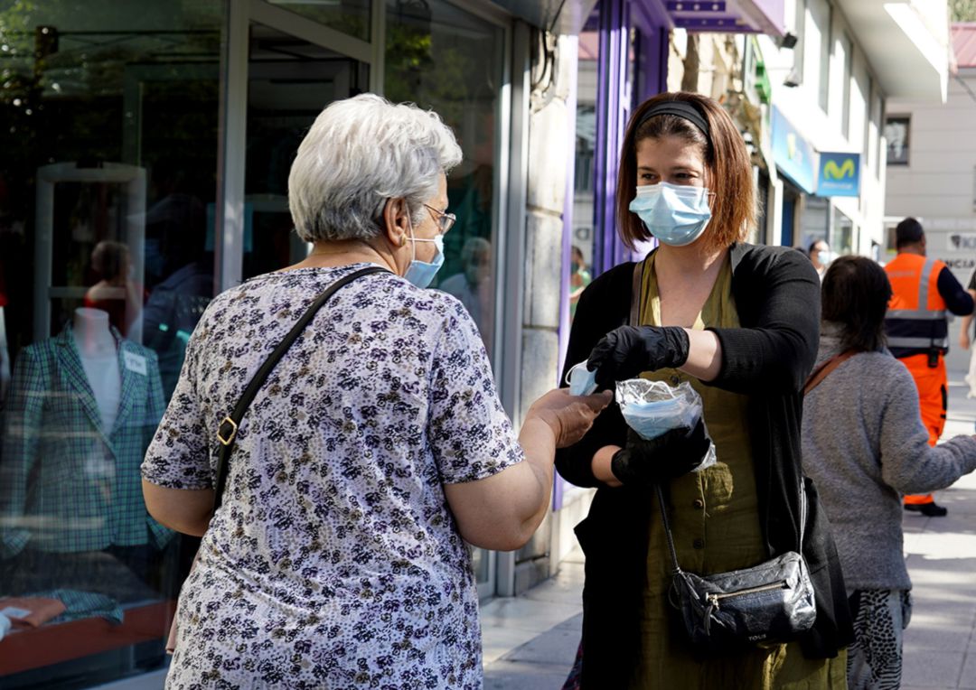 La alcaldesa de Móstoles, Noelia Posse, repartiendo mascarillas La alcaldesa de Móstoles, Noelia Posse, repartiendo mascarillas