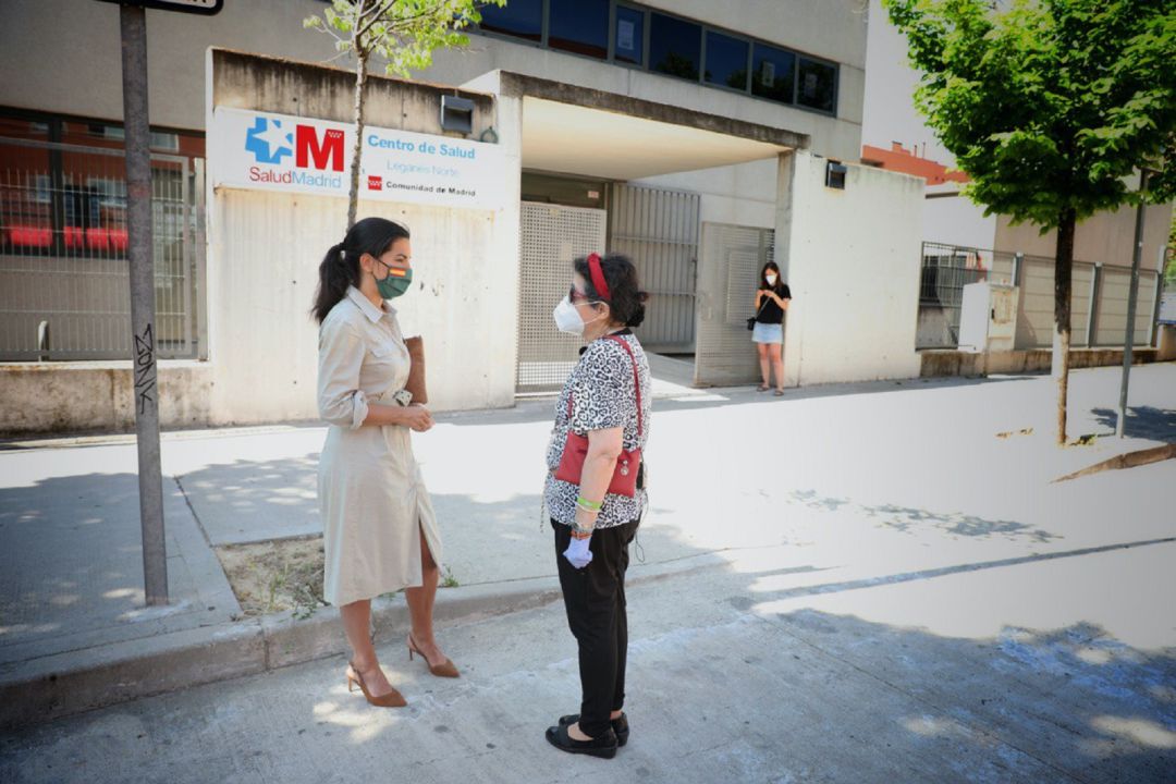 Rocío Monasterio (i) se acercó a un centro de salud de Leganés para charlar con una médico. Rocío Monasterio (i) se acercó a un centro de salud de Leganés para charlar con una médico.