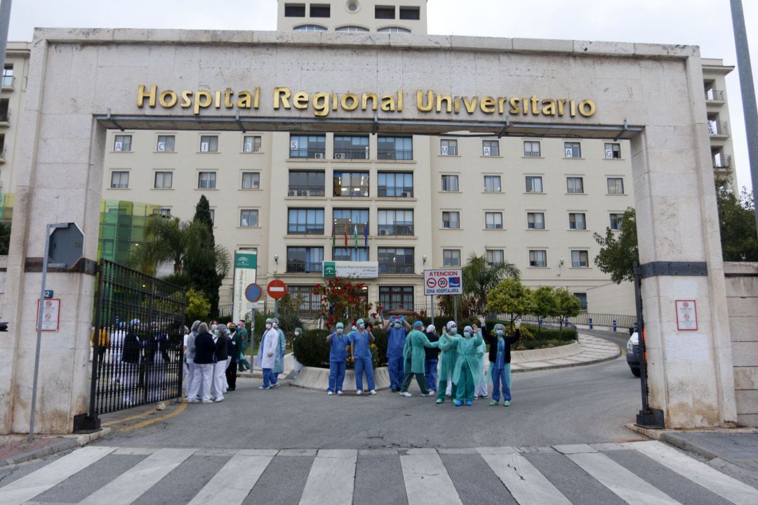 Aplauso a los sanitarios en la puerta principal del Hospital Regional de Málaga, foto de archivo Aplauso a los sanitarios en la puerta principal del Hospital Regional de Málaga, foto de archivo
