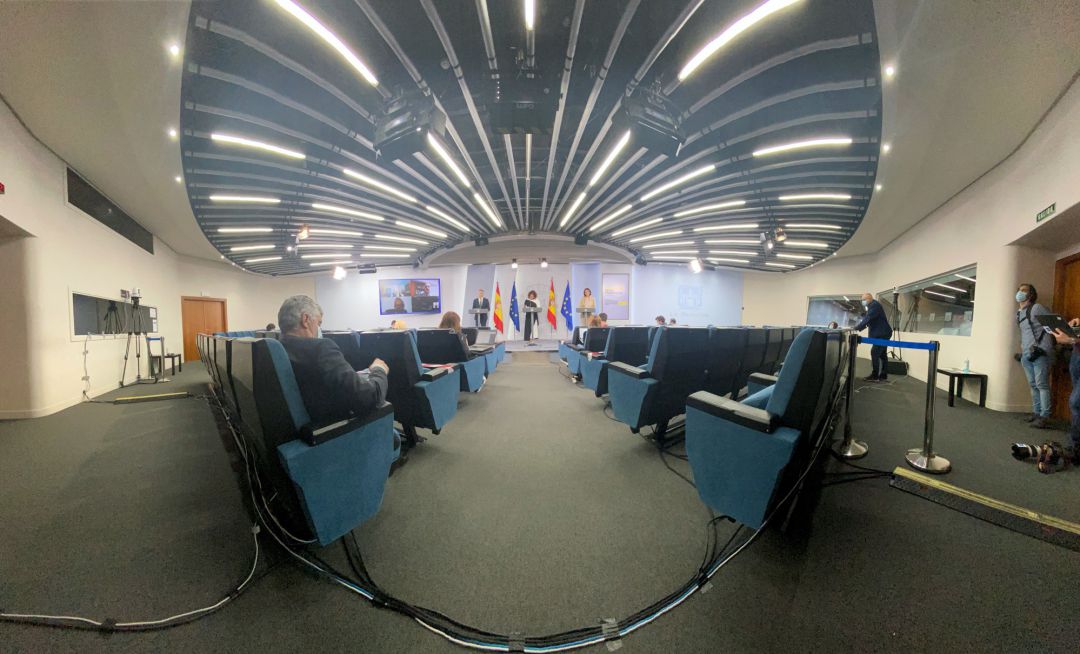 (I-D) El ministro del Interior, Fernando Grande-Marlaska; la ministra portavoz y de Hacienda, María Jesús Montero; y la ministra de Industria, Comercio y Turismo, Reyes Maroto, comparecen ante los medios tras el Consejo de Ministros celebrado en Moncloa, en Madrid (España) (I-D) El ministro del Interior, Fernando Grande-Marlaska; la ministra portavoz y de Hacienda, María Jesús Montero; y la ministra de Industria, Comercio y Turismo, Reyes Maroto, comparecen ante los medios tras el Consejo de Ministros celebrado en Moncloa, en Madrid (España)