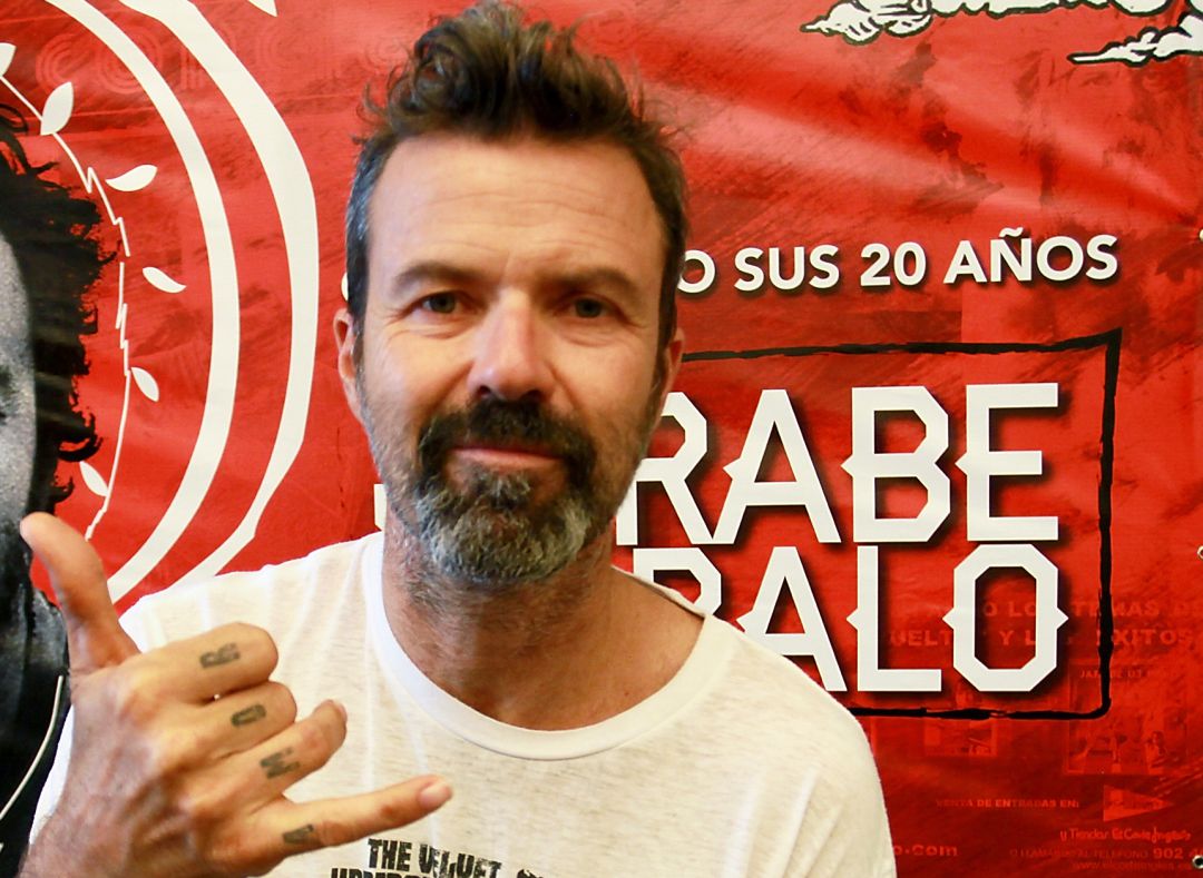 Pau Donés en una foto de agosto de 2018, durante la promoción de la gira de los 20 años de la banda en San Juan, Puerto Rico Pau Donés en una foto de agosto de 2018, durante la promoción de la gira de los 20 años de la banda en San Juan, Puerto Rico