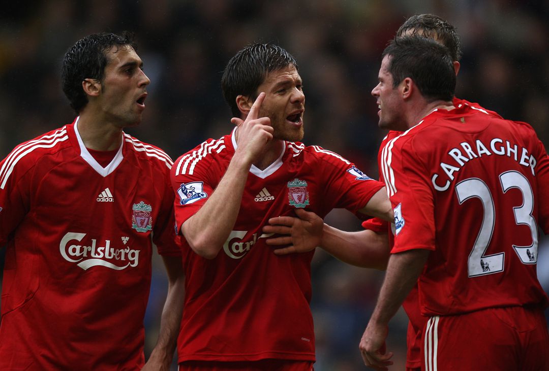 Xabi Alonso separa a Carragher y a Arbeloa Xabi Alonso separa a Carragher y a Arbeloa
