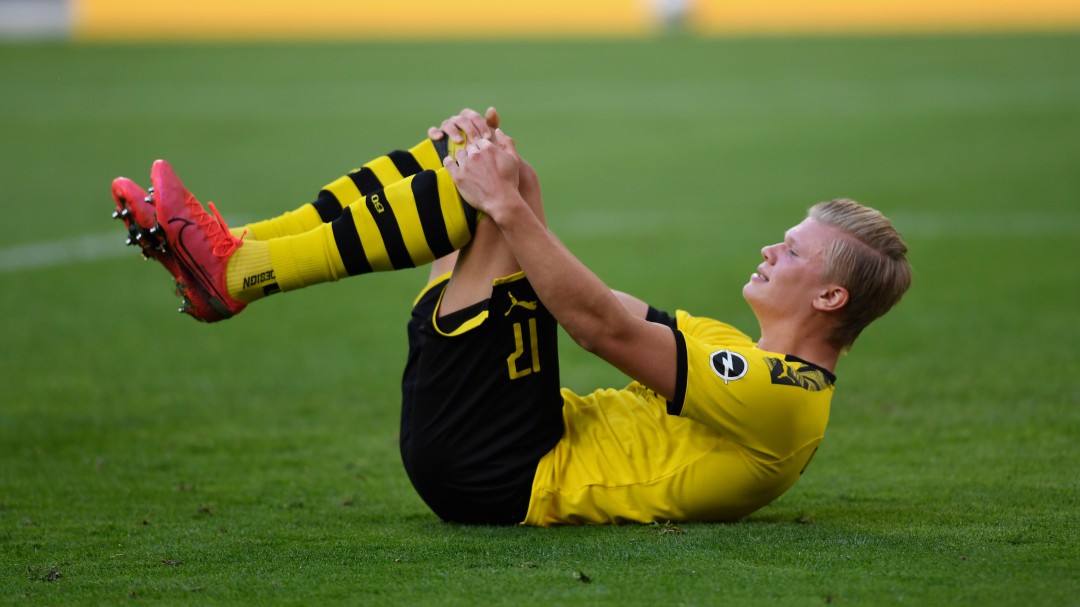 Haaland, 'tocado' tras un choque con el árbitro del partido ante el Bayer