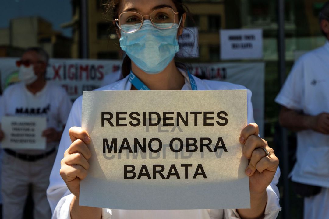 Profesionales sanitarios convocados por "Sanitarios en lucha", un movimiento que agrupa personas, trabajadores ,usuarios y organizaciones presentes en diferentes ámbitos de la salud, se han concentrado este miércoles ante el Sant Pau de Barcelona en defensa de sus derechos como trabajadores y usuarios Profesionales sanitarios convocados por "Sanitarios en lucha", un movimiento que agrupa personas, trabajadores ,usuarios y organizaciones presentes en diferentes ámbitos de la salud, se han concentrado este miércoles ante el Sant Pau de Barcelona en defensa de sus derechos como trabajadores y usuarios