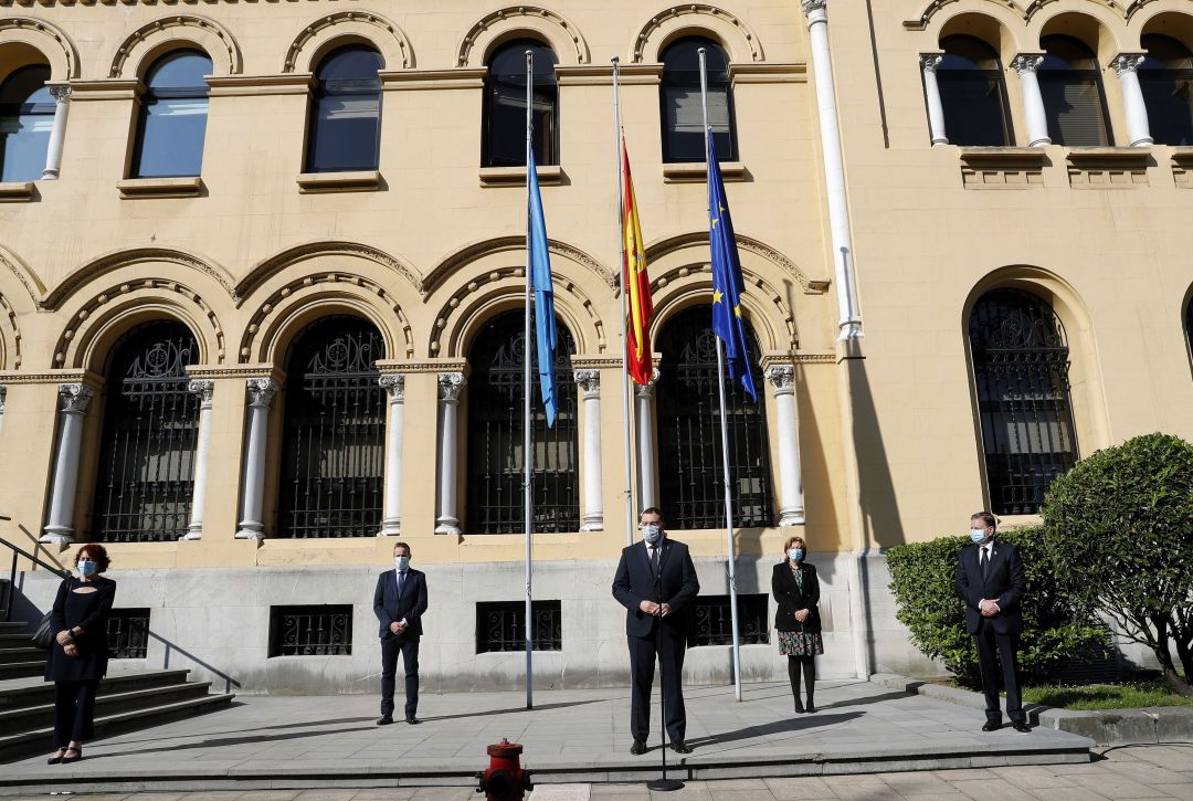 Cubiertos con mascarilla y guardando la distancia de seguridad, las autoridades han guardado cinco minutos de silencio ante la sede de la Presidencia del Principado. Cubiertos con mascarilla y guardando la distancia de seguridad, las autoridades han guardado cinco minutos de silencio ante la sede de la Presidencia del Principado.