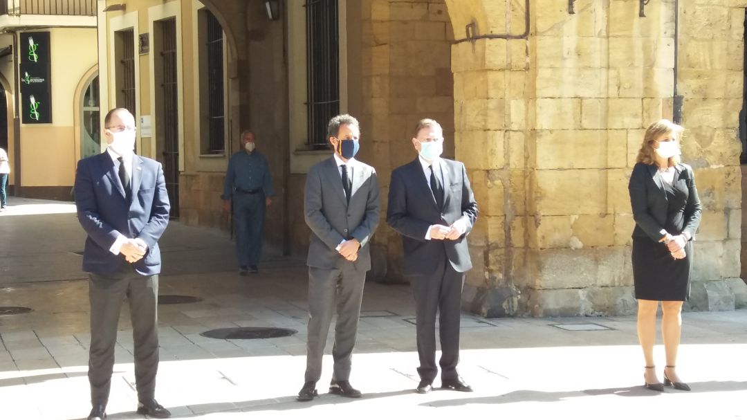 El minuto de silencio convocado por el Ayuntamiento se ha celebrado en la Plaza de la Constitución. El minuto de silencio convocado por el Ayuntamiento se ha celebrado en la Plaza de la Constitución.