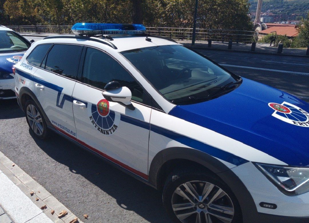 La Policía Vasca está investigando las circunstancias que rodean este caso y entre las hipótesis está la posibilidad de que pueda estar relacionado con un intento de robo, que acabó con este desenlace La Policía Vasca está investigando las circunstancias que rodean este caso y entre las hipótesis está la posibilidad de que pueda estar relacionado con un intento de robo, que acabó con este desenlace