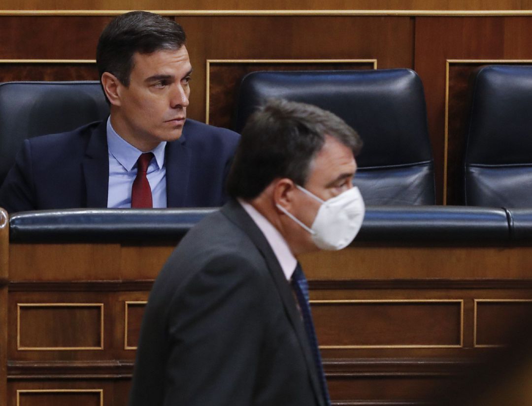 El presidente del Gobierno, Pedro Sánchez, durante el pleno del Congreso que debate y vota este miércoles la quinta prórroga del estado de alarma. Ante él, Aitor Esteban, del PNV. El presidente del Gobierno, Pedro Sánchez, durante el pleno del Congreso que debate y vota este miércoles la quinta prórroga del estado de alarma. Ante él, Aitor Esteban, del PNV.