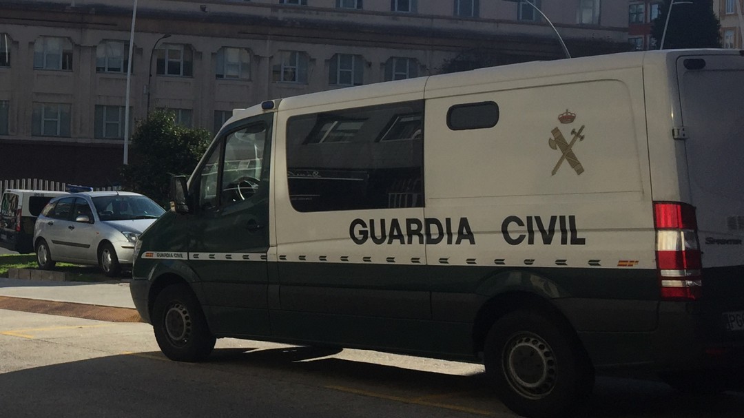 Detenidos cuatro atracadores a los que se relaciona con robos con fuerza en bares del área coruñesa