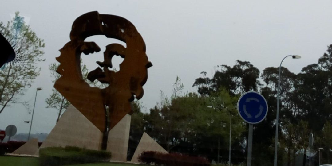 Rotonda de Oleiros con la escultura del Che Guevara Rotonda de Oleiros con la escultura del Che Guevara