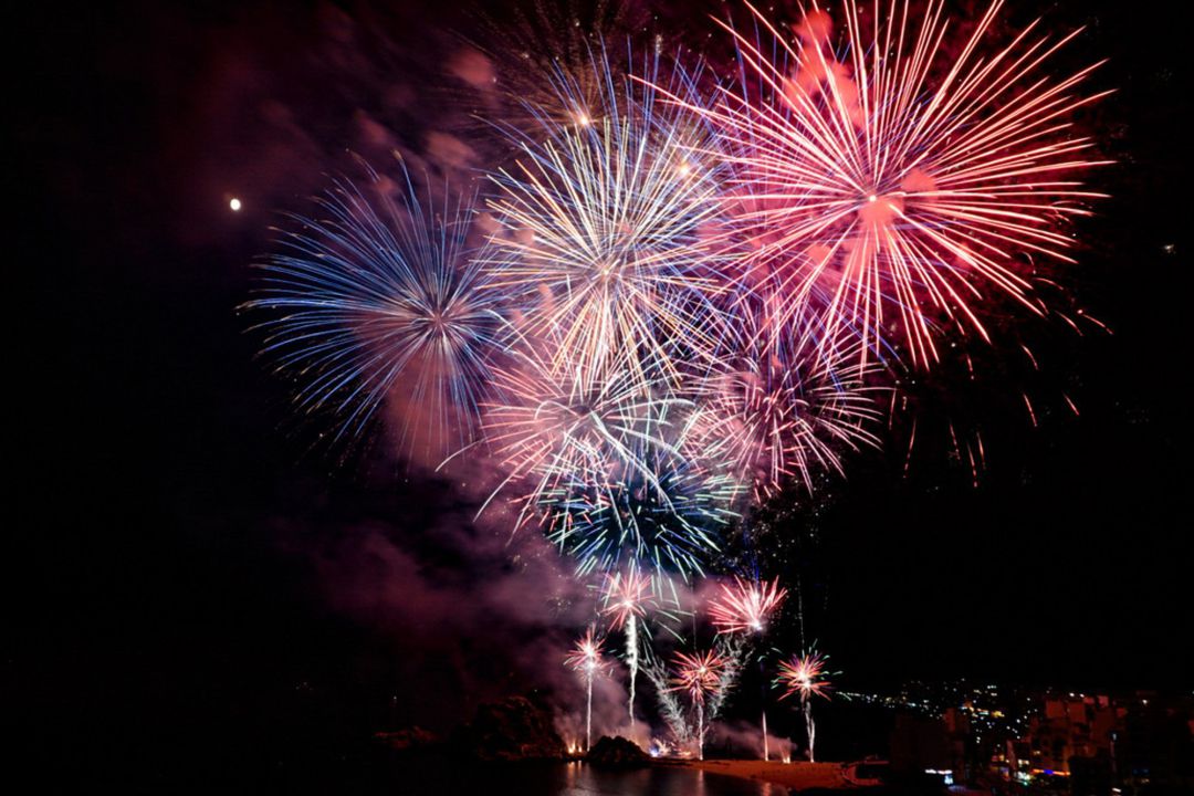Pla general d'un espectacle pirotècnic del Concurs Internacional de Focs d'Artifici de la Costa Brava Pla general d'un espectacle pirotècnic del Concurs Internacional de Focs d'Artifici de la Costa Brava