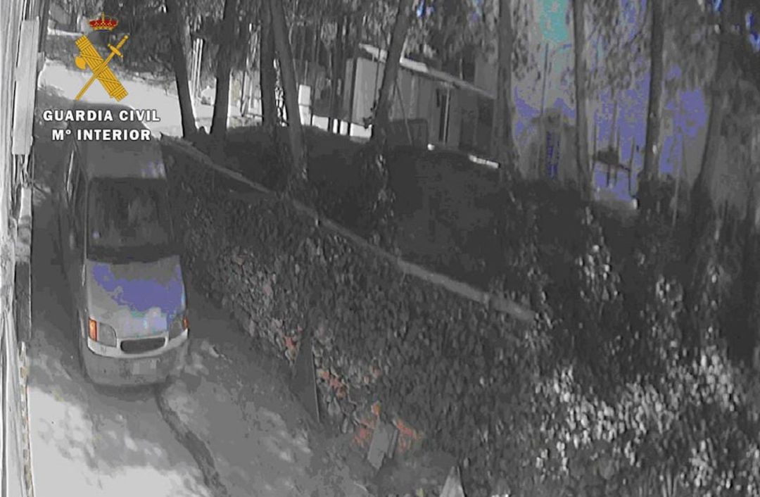 Imágenes de una cámara de seguridad en las que aparece el vehículo implicado en el robo. Imágenes de una cámara de seguridad en las que aparece el vehículo implicado en el robo.