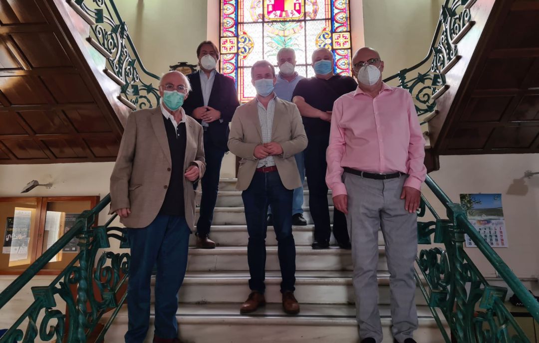 En la foto, representantes de asociaciones ligadas al mundo Íbero, compañeros de Pilar Palazón, familiares y amigos junto al alcalde de Jaén (en el centro) En la foto, representantes de asociaciones ligadas al mundo Íbero, compañeros de Pilar Palazón, familiares y amigos junto al alcalde de Jaén (en el centro)