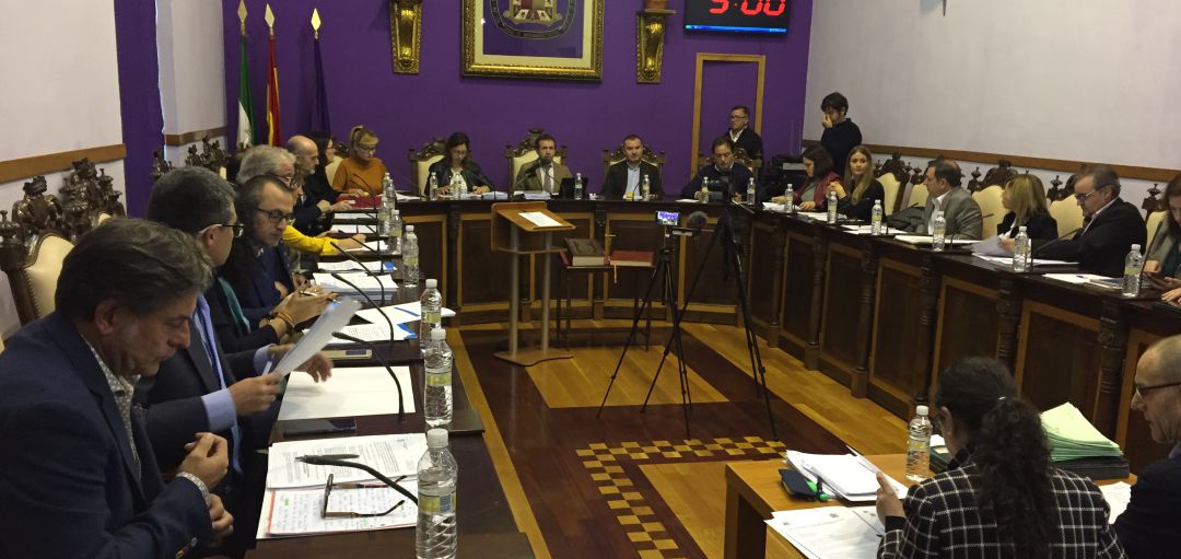 Uno de los plenos celebrados en el Ayuntamiento de Jaén previo a la declaración de estado de alarma por parte del Gobierno de España. Uno de los plenos celebrados en el Ayuntamiento de Jaén previo a la declaración de estado de alarma por parte del Gobierno de España.