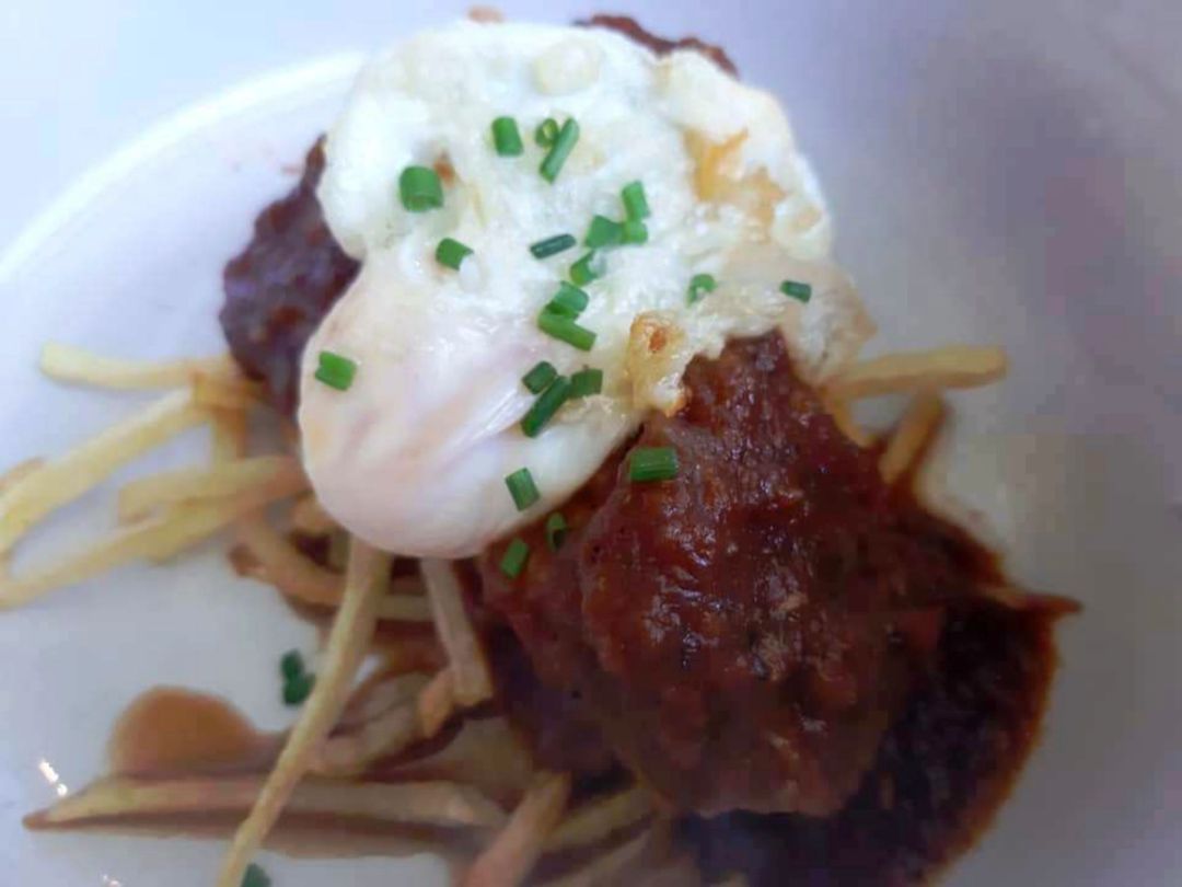 Atún rojo en tomate, patatas y huevo frito Atún rojo en tomate, patatas y huevo frito
