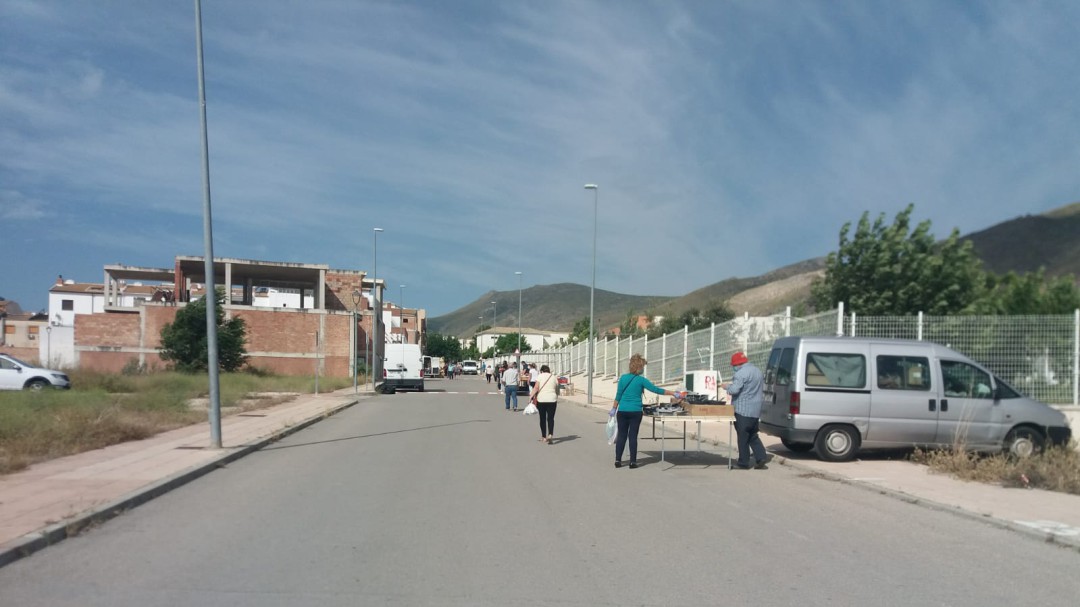 El mercadillo municipal se reanuda al 50% pero solo montan 10 puestos, por el viento