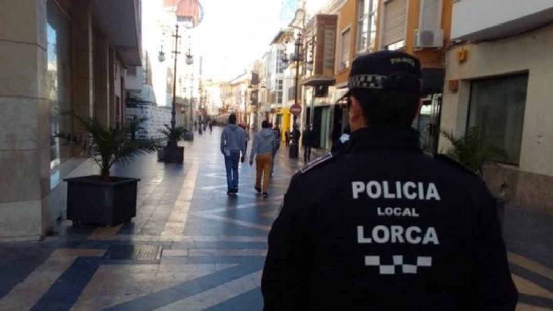 Detenido en Lorca por atacar a otra persona con el cuello de una botella de cristal durante una riña Detenido en Lorca por atacar a otra persona con el cuello de una botella de cristal durante una riña