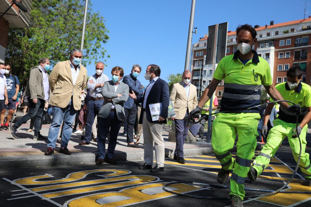 El alcalde, José Luís Martínez Almeida y el delegado de Movilidad, Borja Carabante, supervisan la instalación de nuevos carriles bus El alcalde, José Luís Martínez Almeida y el delegado de Movilidad, Borja Carabante, supervisan la instalación de nuevos carriles bus