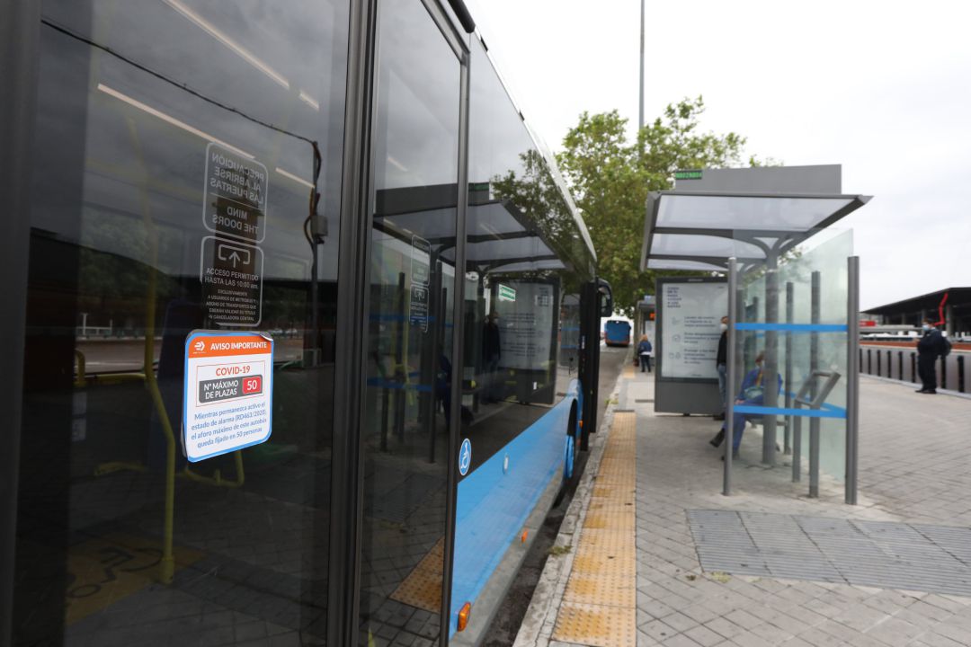 Entrada de uno de los autobuses de la Empresa Municipal de Transportes (EMT) Entrada de uno de los autobuses de la Empresa Municipal de Transportes (EMT)
