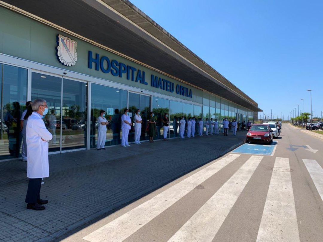 Els professionals sanitaris també han guardat un minut de silenci davant les portes de l'hospital. Els professionals sanitaris també han guardat un minut de silenci davant les portes de l'hospital.