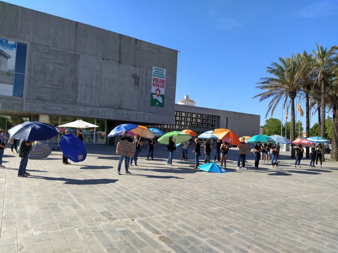 Els autònoms es van plantar davant la seu del Consell per recalamr una equiparació en les ajudes. Els autònoms es van plantar davant la seu del Consell per recalamr una equiparació en les ajudes.
