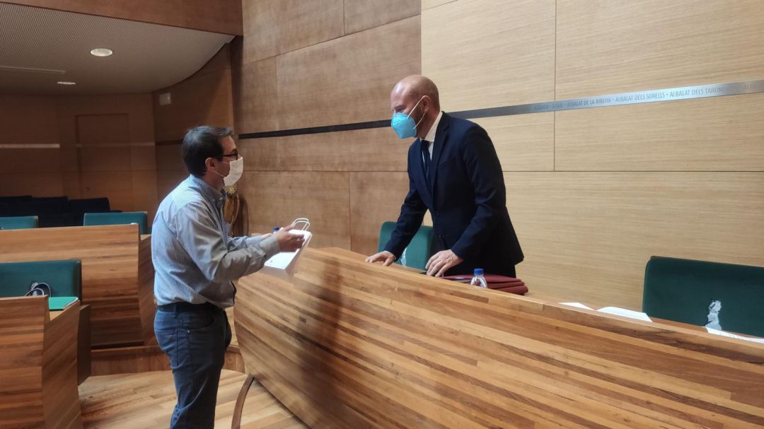 Joan Sanchis entrega la mascareta de Textil Ontinyent a Toni Gaspar Joan Sanchis entrega la mascareta de Textil Ontinyent a Toni Gaspar