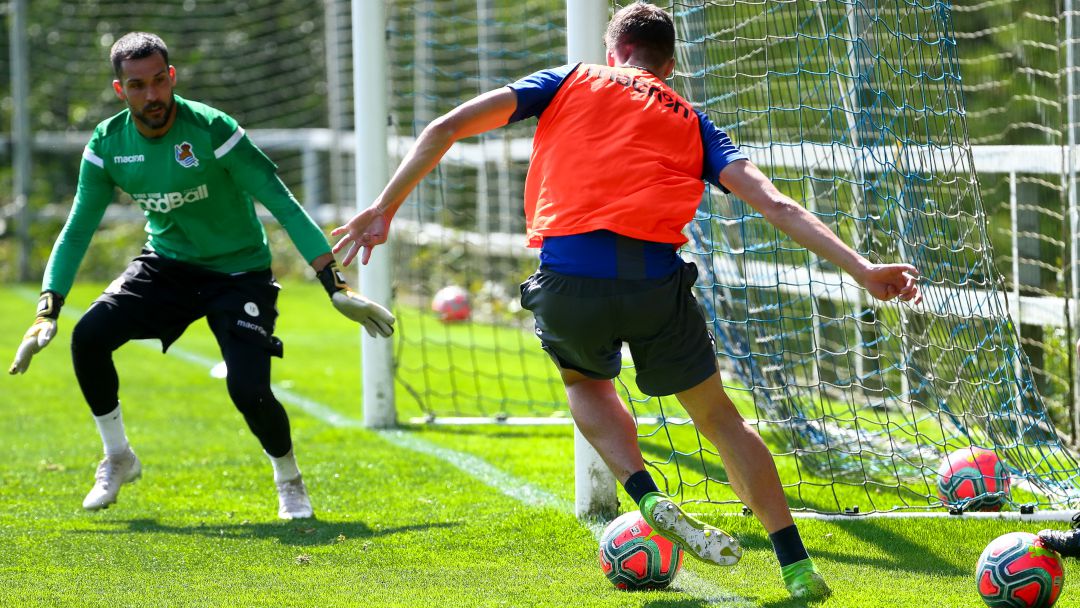 Moyá, expectante en Zubieta a un tiro de Llorente. Los porteros ya interactúan con los jugadores de campo Moyá, expectante en Zubieta a un tiro de Llorente. Los porteros ya interactúan con los jugadores de campo