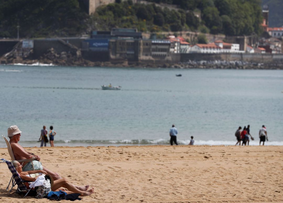 Una pareja toma el sol en la playa de Ondarreta. Una pareja toma el sol en la playa de Ondarreta.