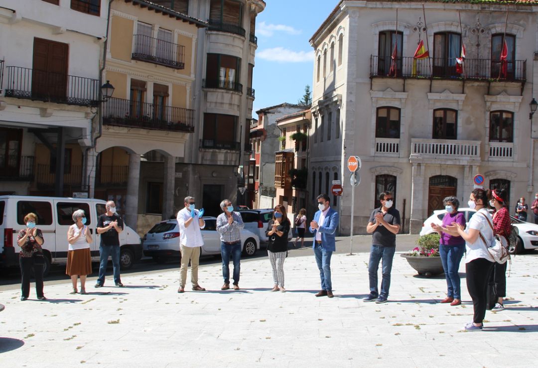 Los concejales del Ayuntamiento de Cuéllar, trabajadores y vecinos participan en el minuto de silencio en recuerdo de los fallecidos por la Covid 19 Los concejales del Ayuntamiento de Cuéllar, trabajadores y vecinos participan en el minuto de silencio en recuerdo de los fallecidos por la Covid 19
