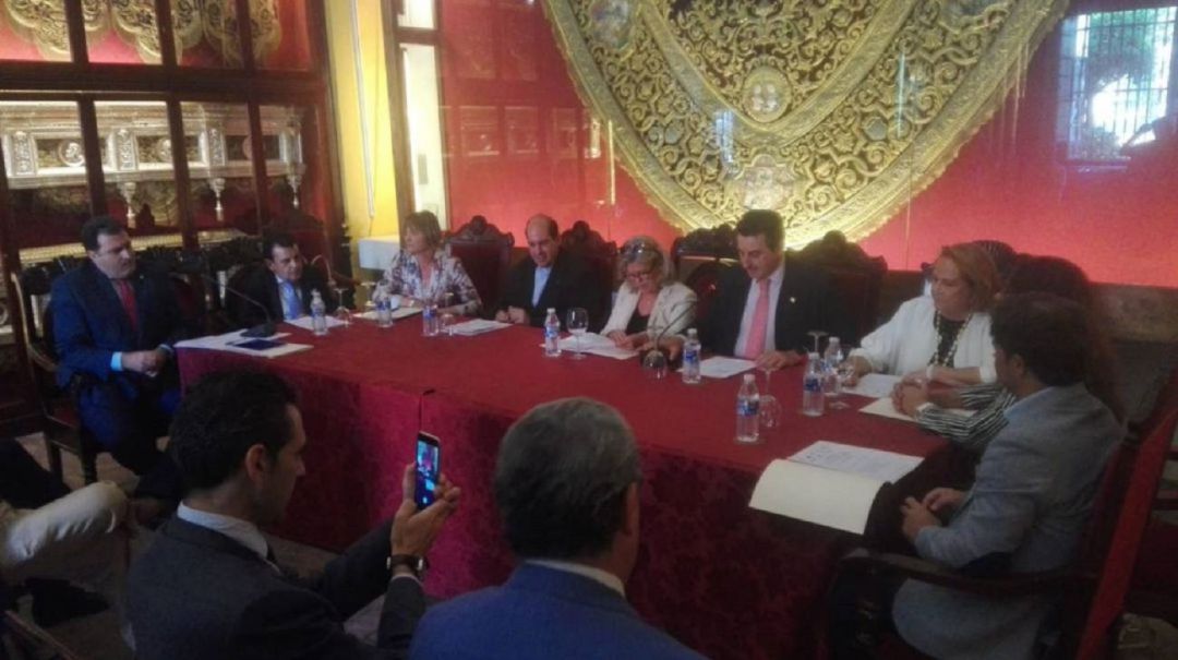 Imagen de archivo de la firma entre la Hermandad de Los Estudiantes y las entidades colaboradoras en su programa de becas Imagen de archivo de la firma entre la Hermandad de Los Estudiantes y las entidades colaboradoras en su programa de becas