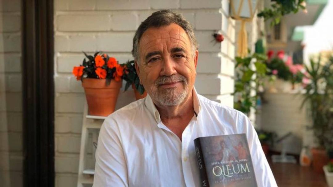 El escritor ubetense Jesús Maeso posa con su nueva obra 'Oleum' El escritor ubetense Jesús Maeso posa con su nueva obra 'Oleum'