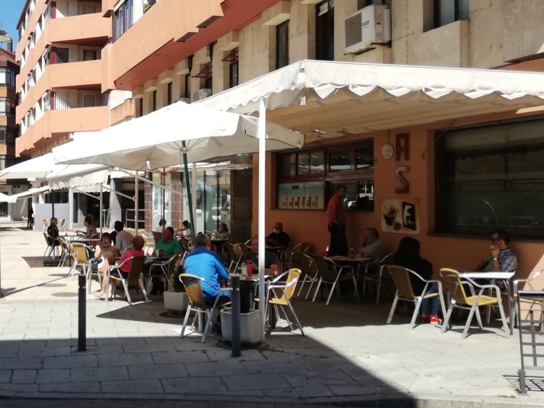 Terraza de un establecimiento hostelero en el primer día de su apertura Terraza de un establecimiento hostelero en el primer día de su apertura