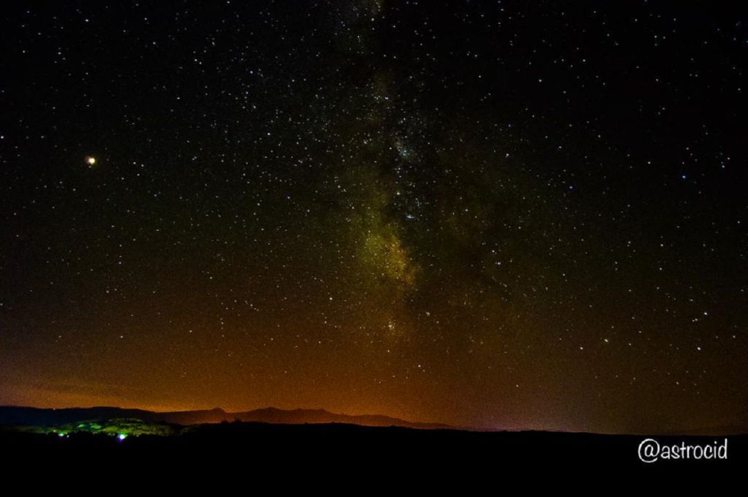 Zona del centro galáctico de nuestra galaxia, la Vía Láctea, entre las constelaciones de Scorpius y Sagittarius. También se observa la contaminación lumínica del Valle Amblés
Zona del centro galáctico de nuestra galaxia, la Vía Láctea, entre las constelaciones de Scorpius y Sagittarius. También se observa la contaminación lumínica del Valle Amblés