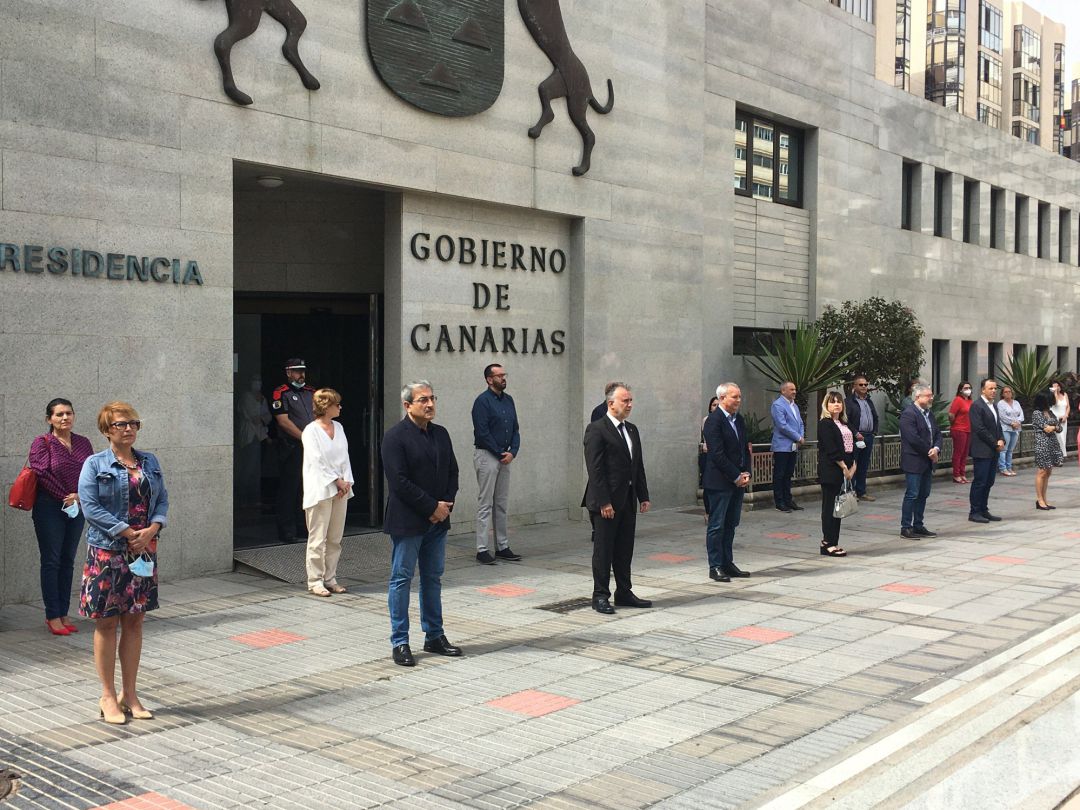 El presidente de Canarias, Ángel Víctor Torres, junto al vicepresidente canario, Román Rodríguz, la consejera de Empleo, Elena Máñez, el consejero de Obras Públicas, Sebastián Franquis, guardan un minuto de silencio por las víctimas del Covid-19 El presidente de Canarias, Ángel Víctor Torres, junto al vicepresidente canario, Román Rodríguz, la consejera de Empleo, Elena Máñez, el consejero de Obras Públicas, Sebastián Franquis, guardan un minuto de silencio por las víctimas del Covid-19